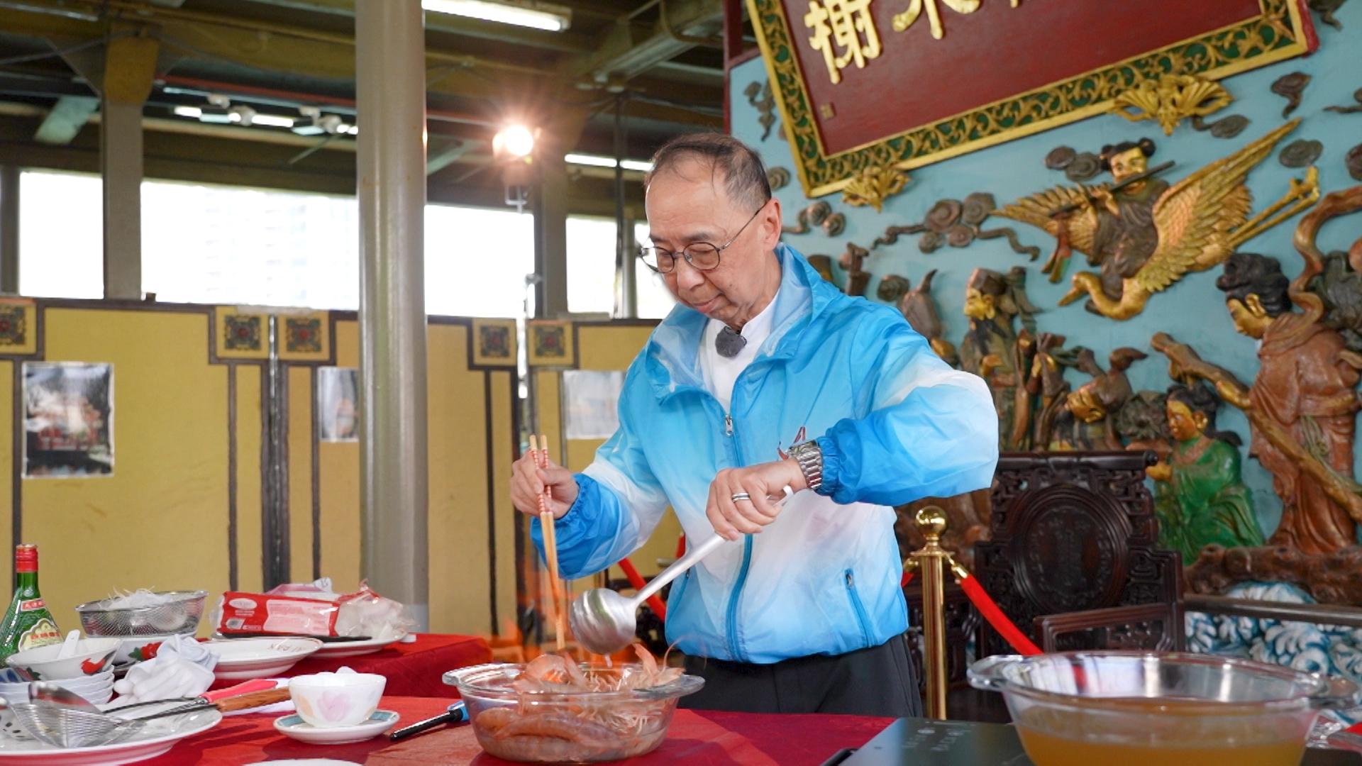 曾擔任太白海鮮舫、珍寶海鮮舫大總管的陳滿權當年引進了一道堂煮的中菜西做特色菜「太白火焰醉翁蝦」。