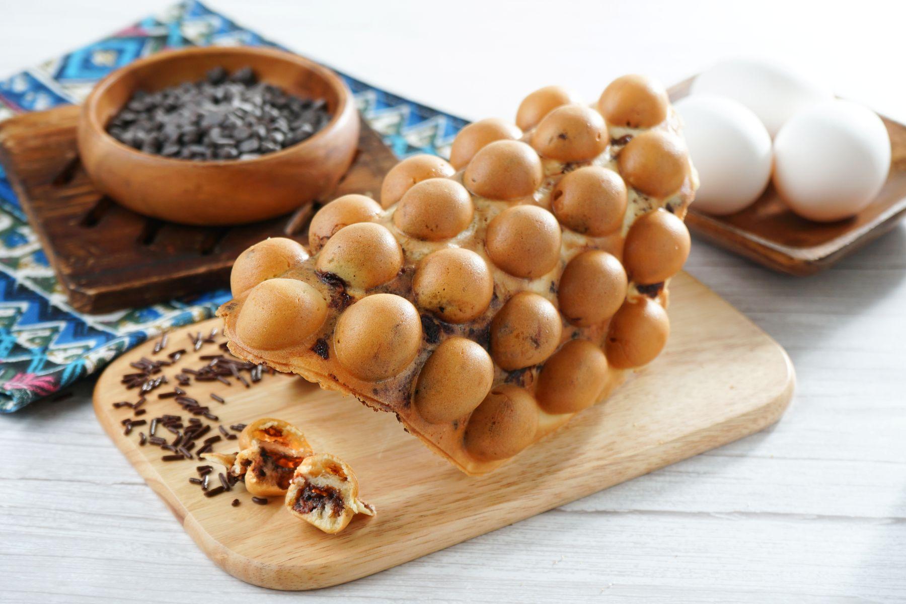 媽咪朱古力雞蛋仔內餡有朱古力粒粒,朱古力味香濃。