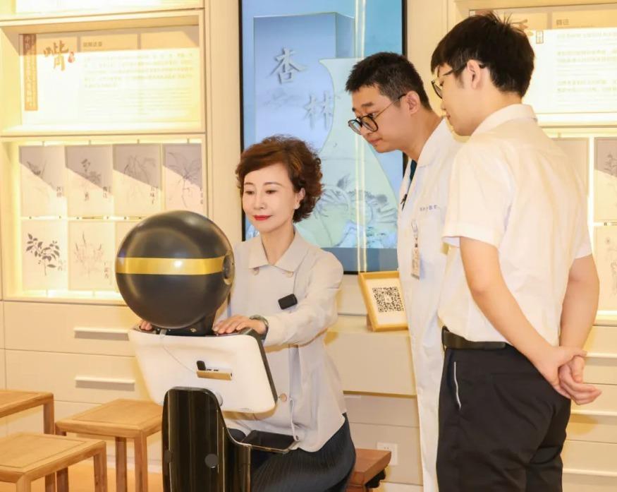 杭州中醫院國醫館引入了中醫四診體質辨識機械人。患者在掃碼後將雙手搭在屏幕上方,注視攝像頭,它就能檢查體質,提供個性化健康調理方案。(網上圖片)