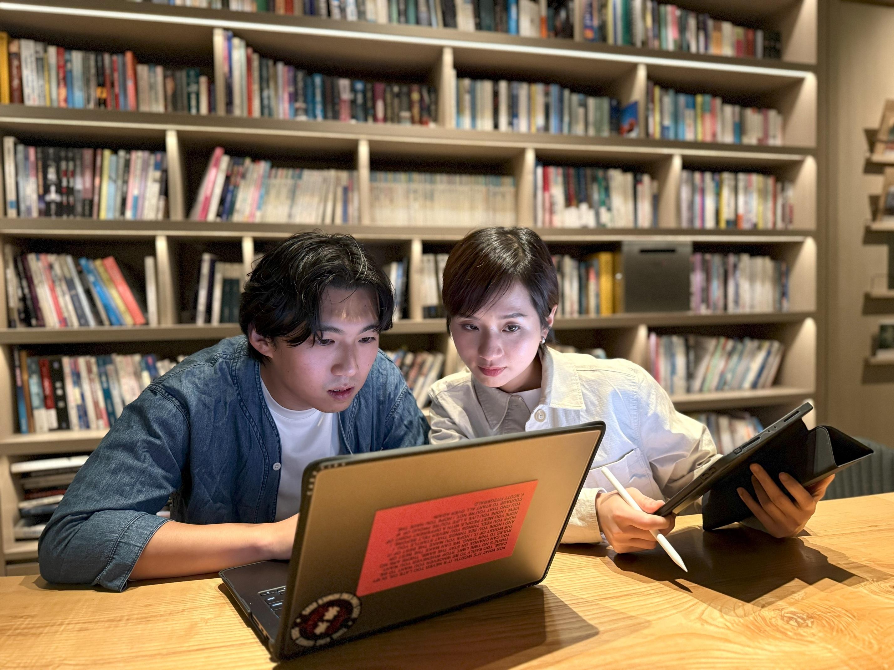 梁雍婷及周漢寧首次策畫、製作和主演舞台作品《靜止的宇宙在閃爍》。