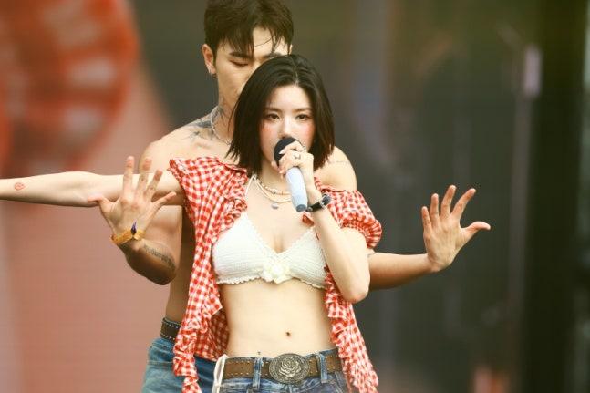 權恩妃一出場便狂歌熱舞。