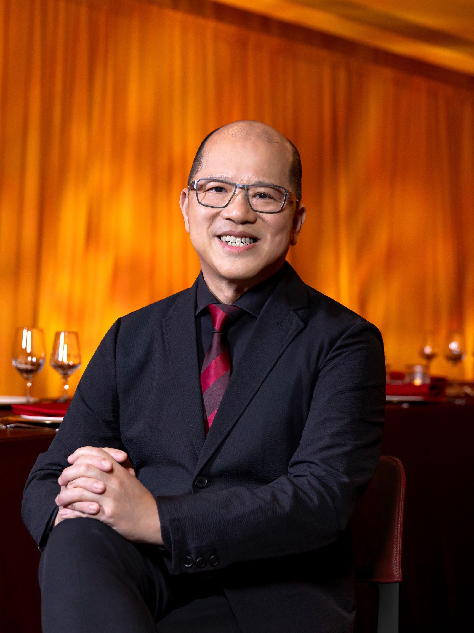 永利皇宮譚卉行政總廚譚國鋒,多次帶領旗下餐廳在米芝蓮摘星並榮登「亞洲 50 最佳餐廳」之列,更於 2023《黑珍珠餐廳指南》獲授「年度主廚」獎項,成為澳門首位獲此殊榮的主廚。