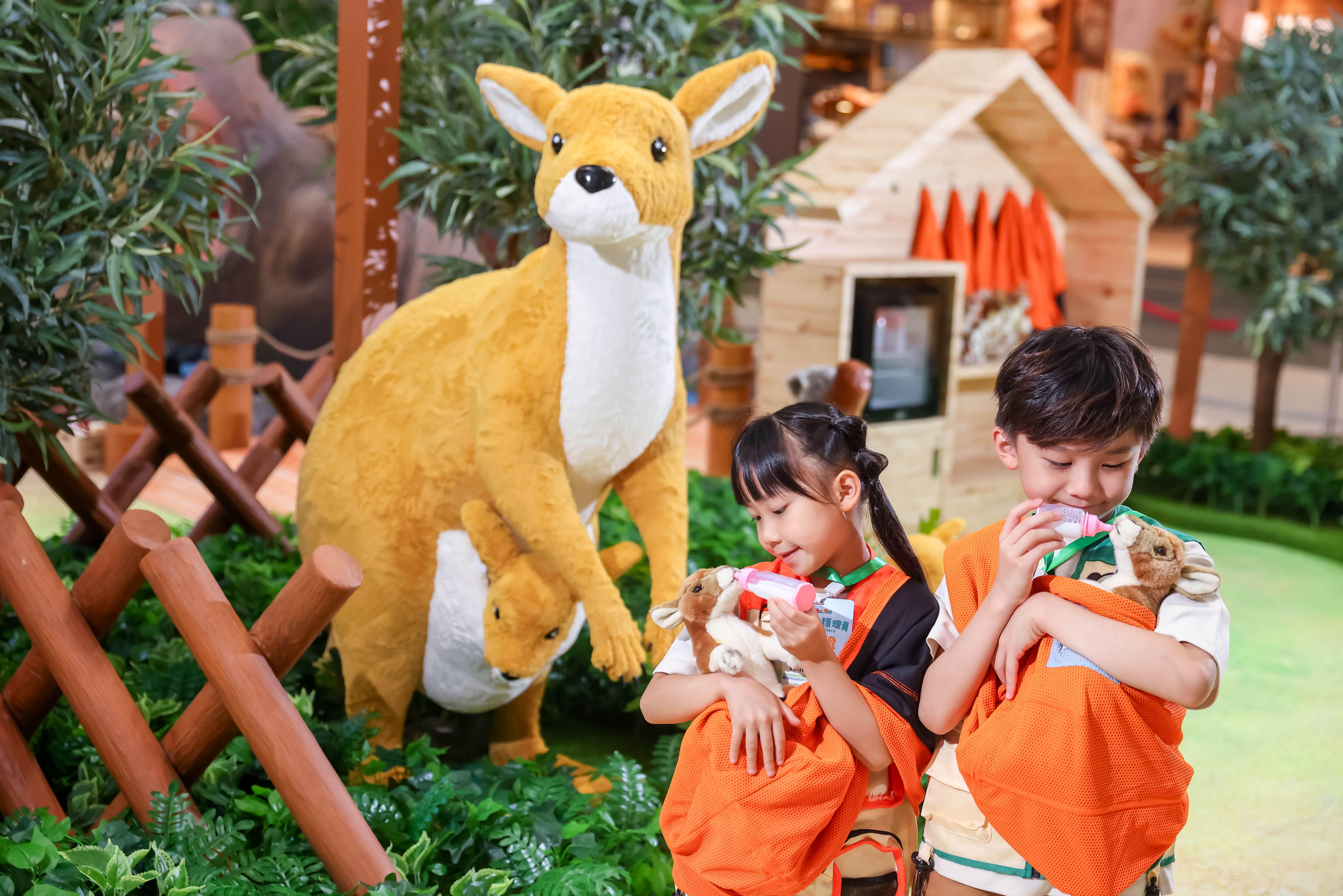 澳洲叢林 - 背上育兒帶餵哺小袋鼠