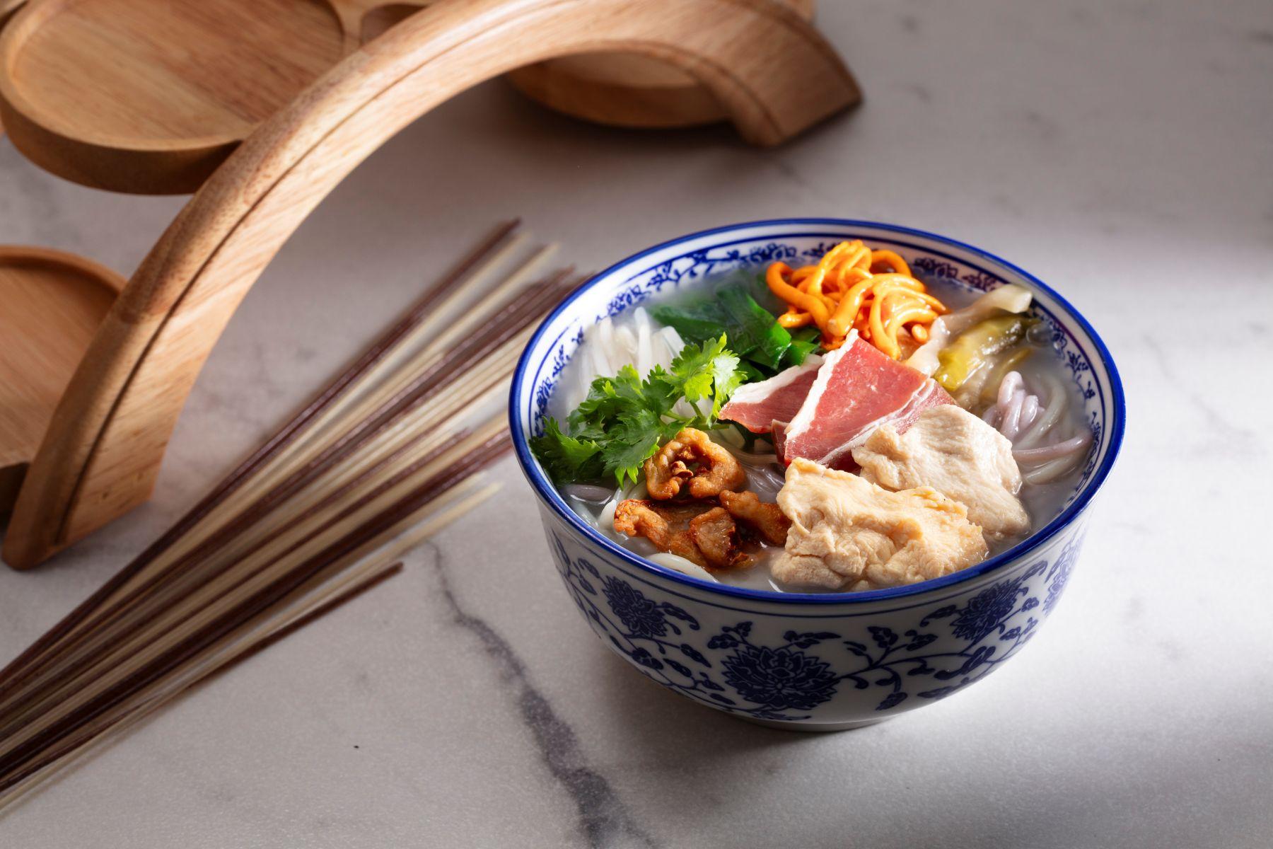 濃湯鴛鴦雲南米線$68 (美心皇宮、翠園、八月花、映月樓) 黑木耳米線及原味米線富米香,十分彈牙。材料有雲南諾鄧火腿片、三黃雞片、雲南蟲草花、炸菜、銀芽、韭菜、豬油渣、蔥花、芫茜,配熬足5小時的豬骨老雞濃湯。