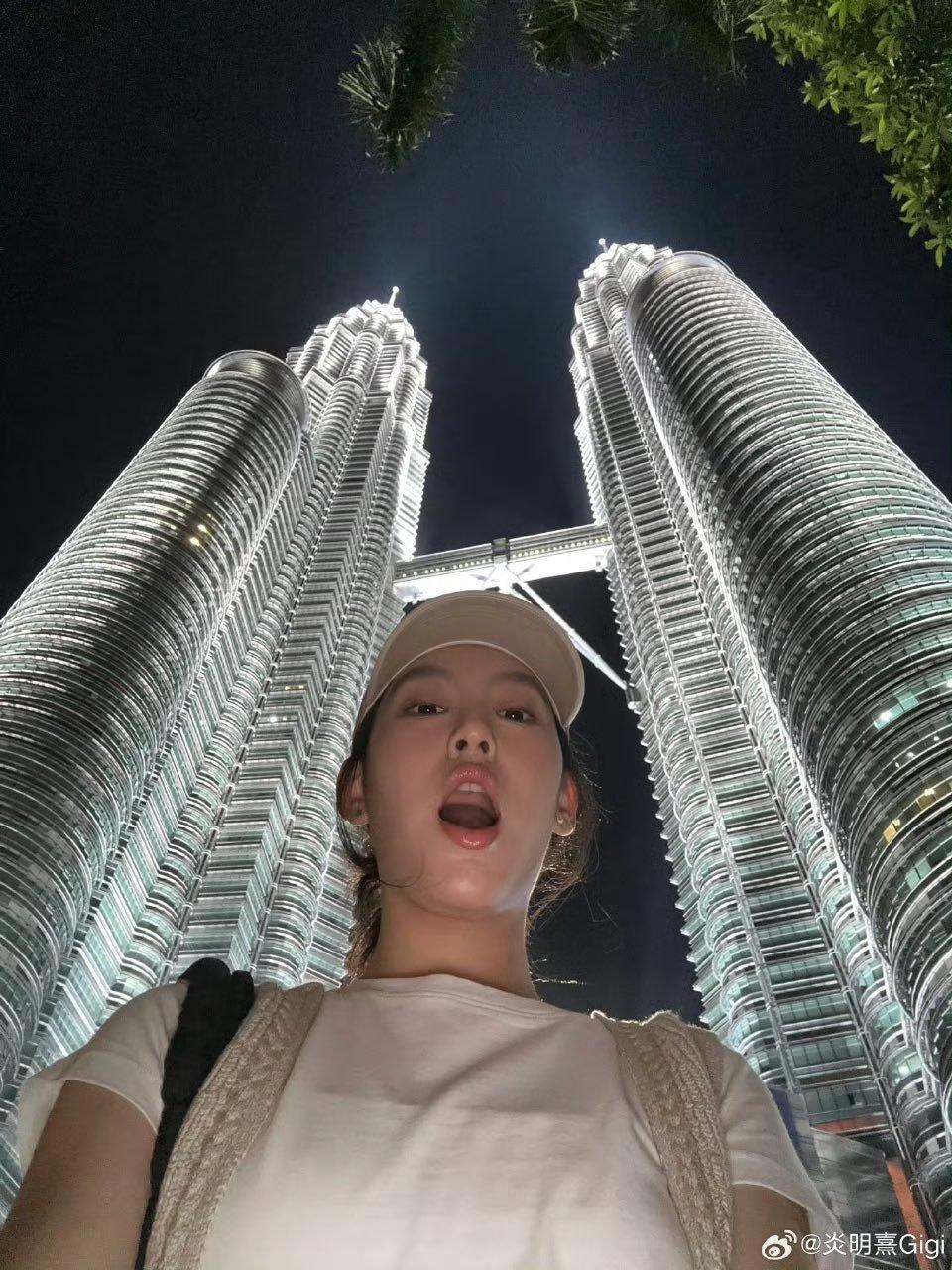 網民讚Gigi「零死角」,無懼曝露雙下巴。