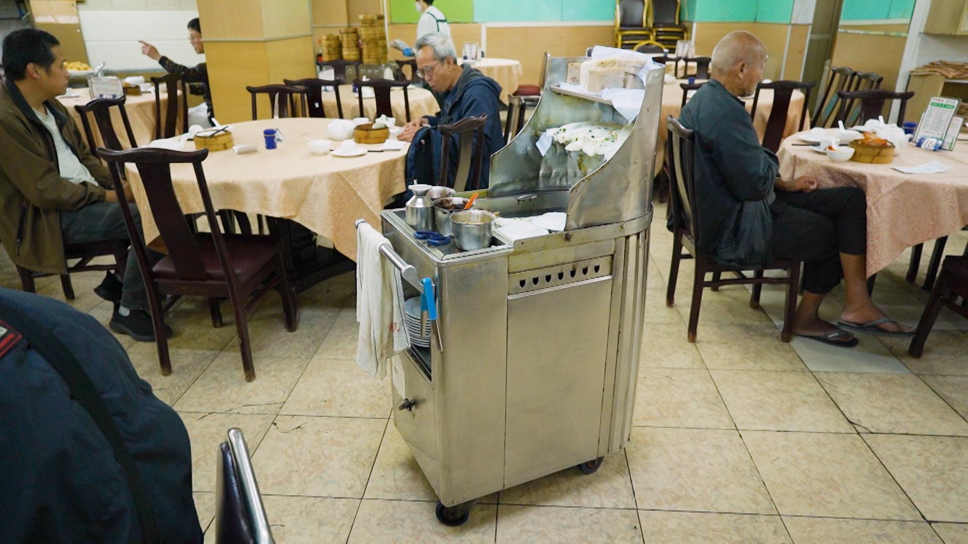 碩果僅存的舊式茶樓,仍有煎腸粉車。