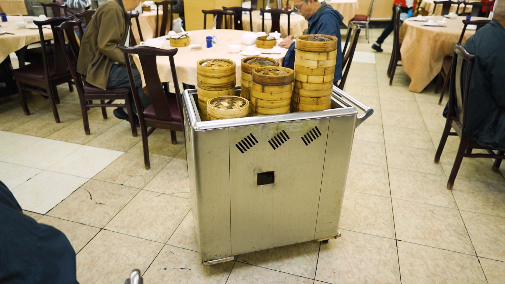 碩果僅存的舊式茶樓,仍有熟籠車。