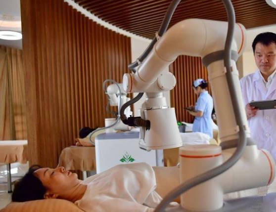一名醫生還能同時遙控多台熱敏灸機械人,大大節省人力和提高治療效率。(網上圖片)