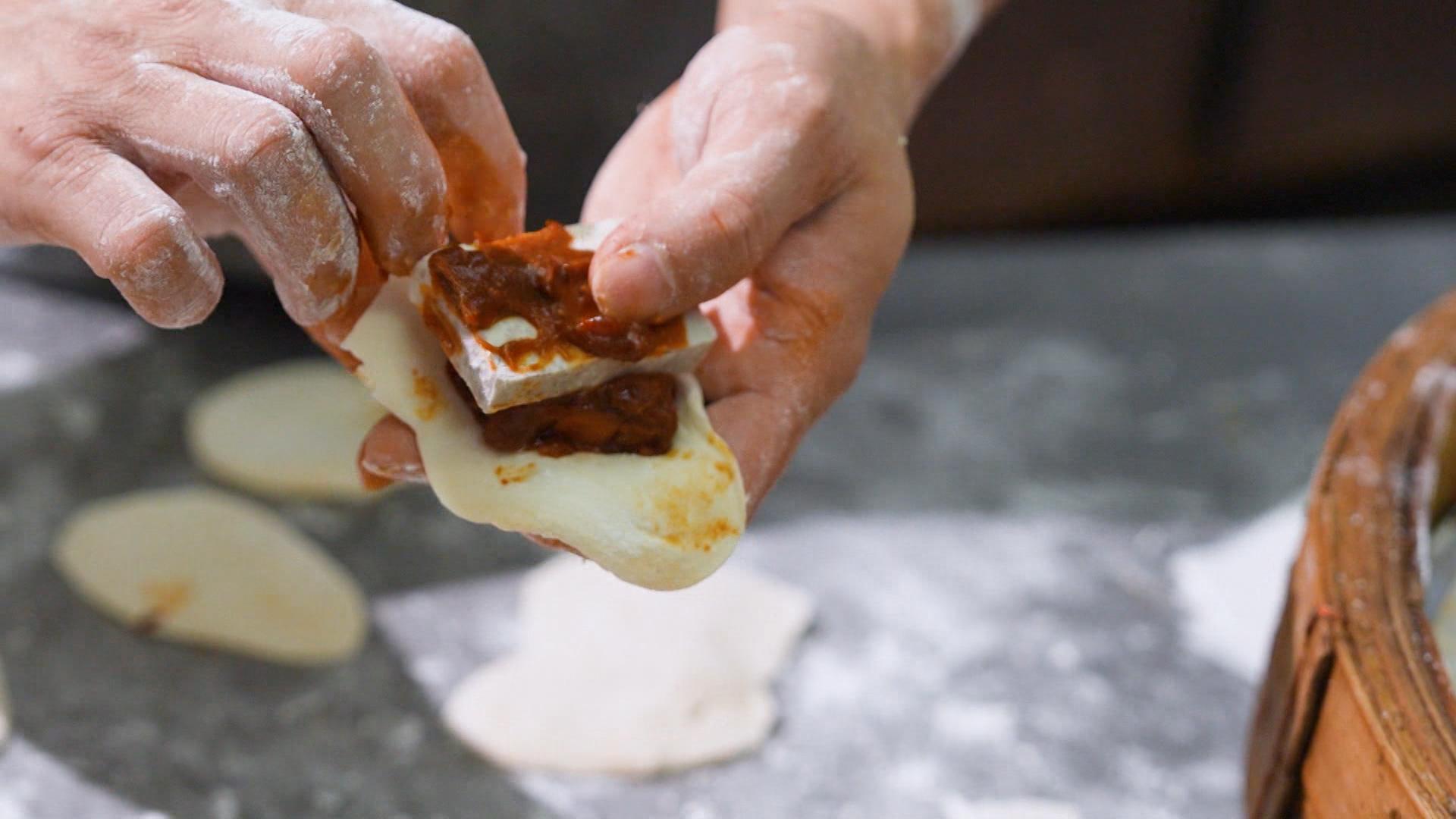 燒腩卷內有燒腩仔和芋頭。