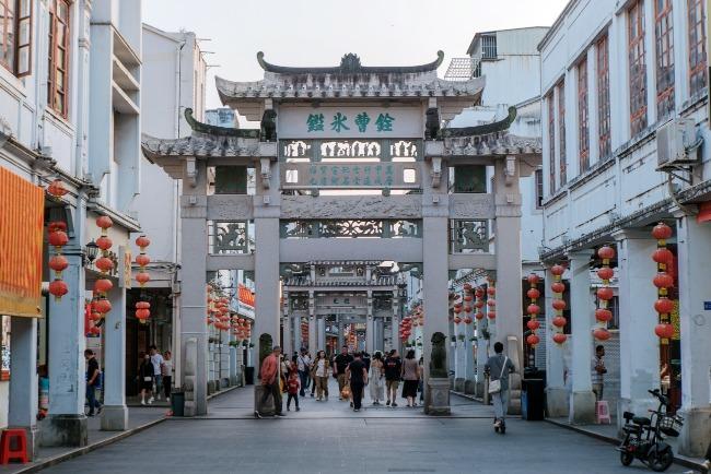 潮州有2,000多年歷史,圖為潮州古城牌坊。(圖片來源:視覺中國)