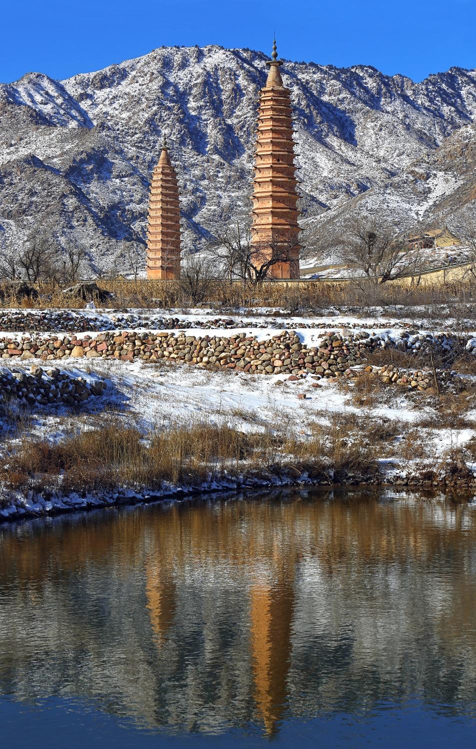 拜寺口雙塔,融合了中國傳統磚塔建築與西夏藏傳佛教的外貌,極具特色。(圖片來源:視覺中國)