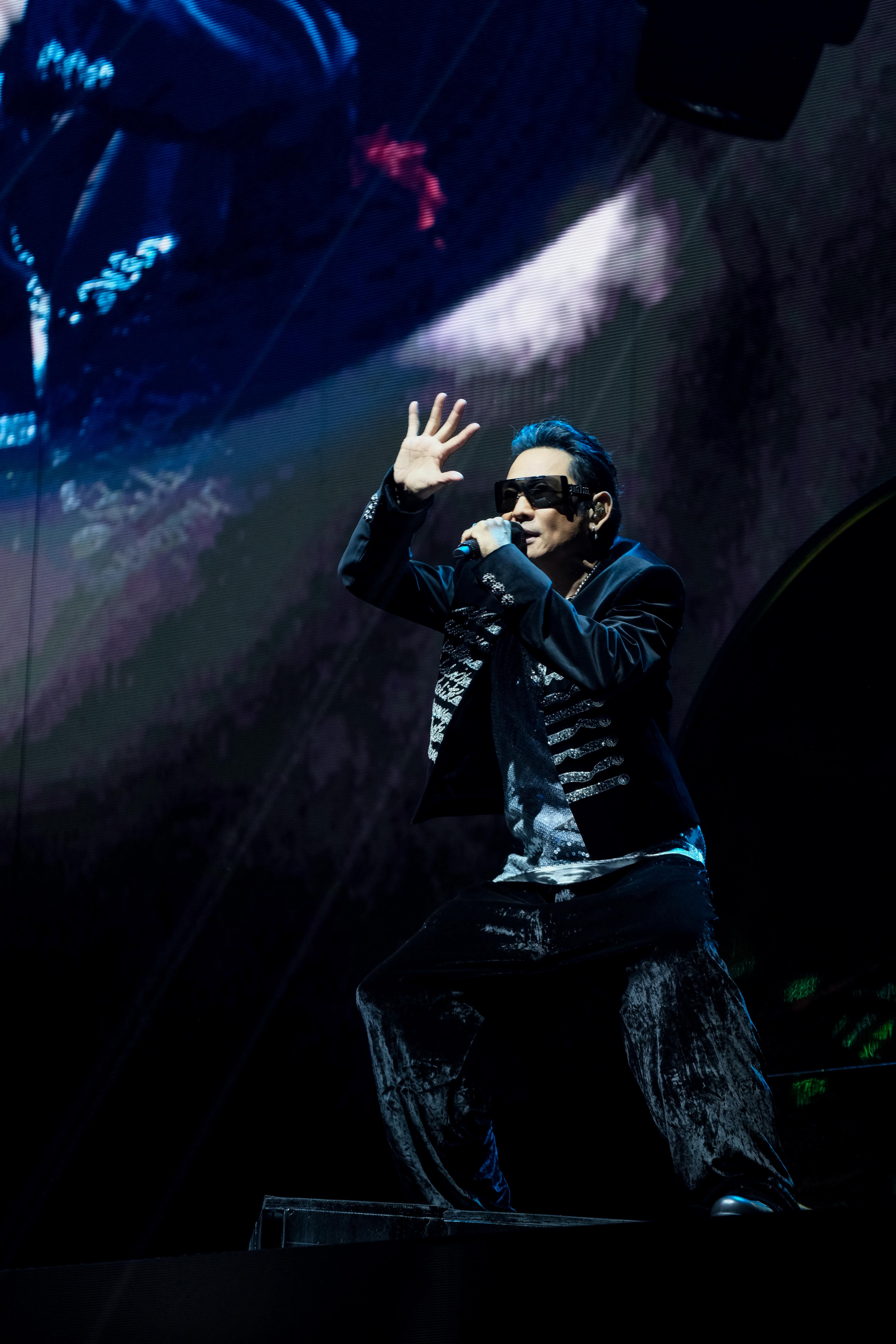 杜德偉推出了一首具80年代feel的新歌《黑日》。