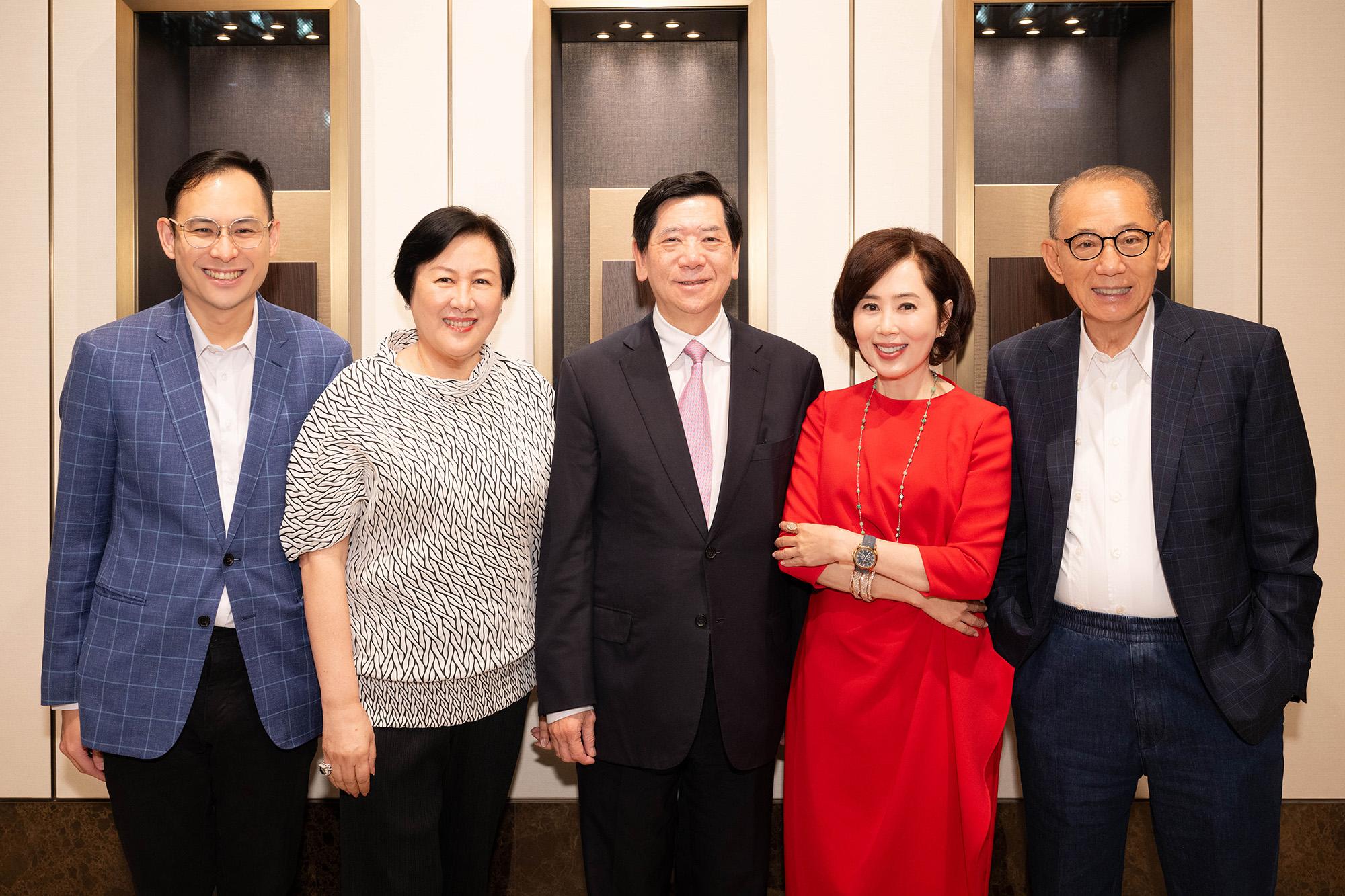 英皇集團主席楊受成博士(右一)與夫人陸小曼(左二)、英皇集團副主席楊政龍先生(左一)及英皇鐘錶珠寶主席楊諾思女士(右二),與友邦 保險(國際)有限公司區域執行總監及榮譽顧問容永祺先生(中)一同合照 。