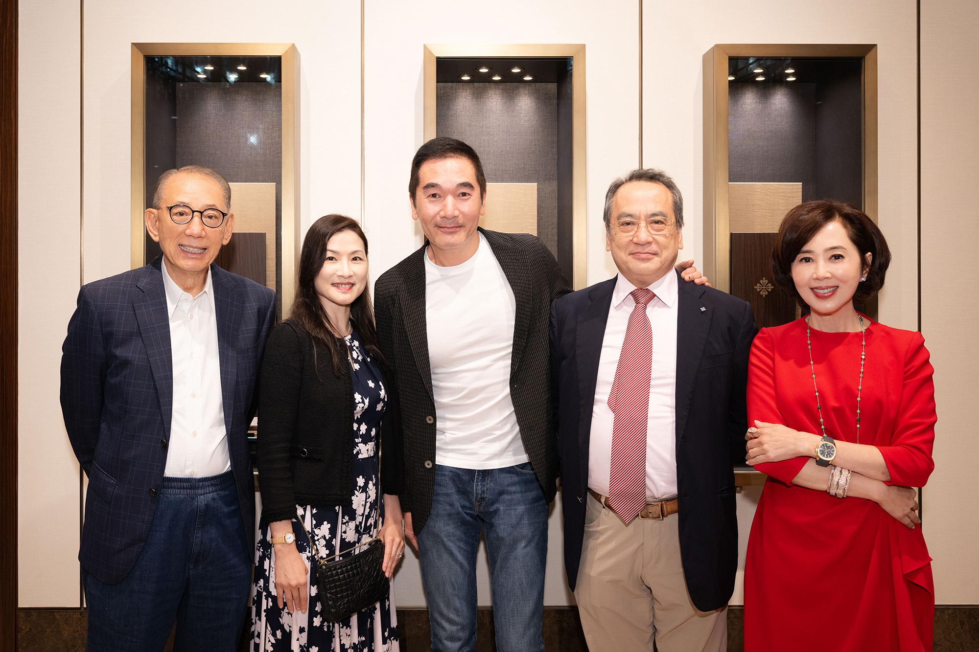 方中信特別鍾情百達翡麗,英皇集團主席楊受成博士(左一)、英皇鐘錶珠寶主席楊諾思女士(右一)、百達翡麗香港有限公司董事總經理劉玉麟先生(右二)及百達翡麗香港有限公司市場部經理梁淑儀女士(左二)特別邀請其到場觀賞名錶。