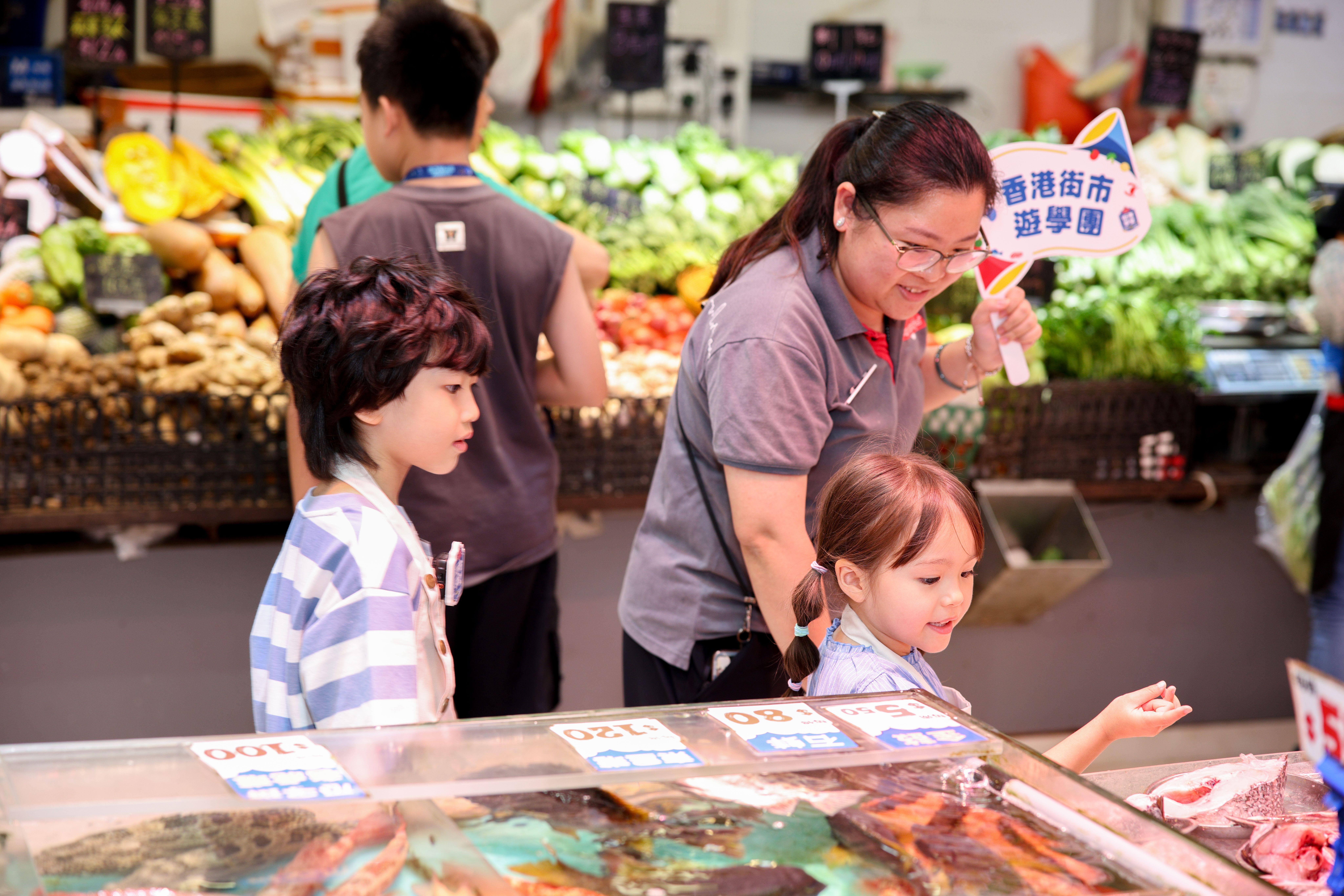 深入了解香港街市的日常營運和業務,體驗無現金支付等現代化智能服務。