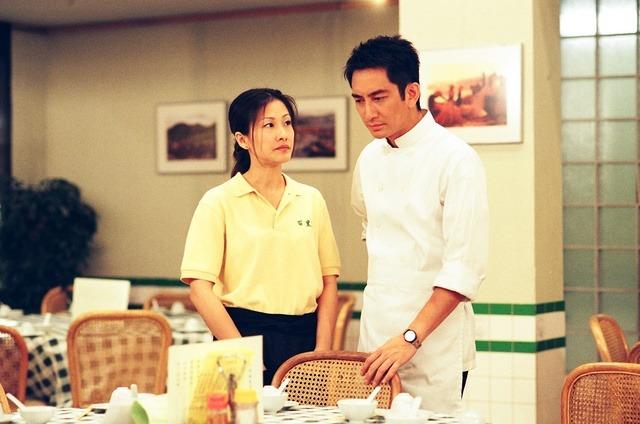 《美味情緣》除了美食多多,更有TVB常見的多角戀的劇情。馬友的師兄,飲食集團行政總廚的龍賜新(馬德鐘 飾)因多年來妒忌馬友的天賦,以及與馬友前女朋友蘇眉(滕麗名 飾)的感情瓜葛而挑戰馬友,更將百里鮮的生死存亡牽連在內。(圖片來源:影片截圖、網上圖片)