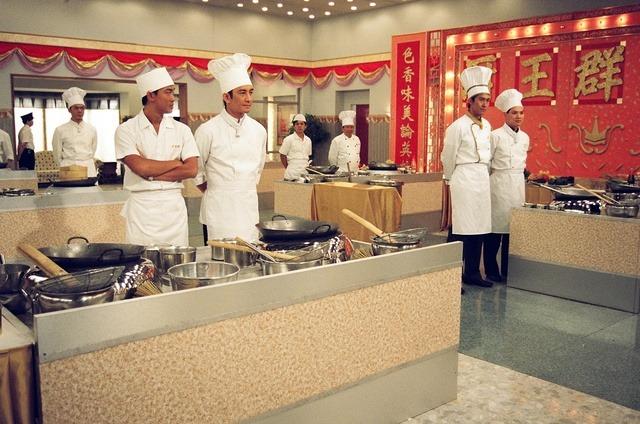 《美味情緣》除了美食多多,更有TVB常見的多角戀的劇情。馬友的師兄,飲食集團行政總廚的龍賜新(馬德鐘 飾)因多年來妒忌馬友的天賦,以及與馬友前女朋友蘇眉(滕麗名 飾)的感情瓜葛而挑戰馬友,更將百里鮮的生死存亡牽連在內。(圖片來源:影片截圖、網上圖片)