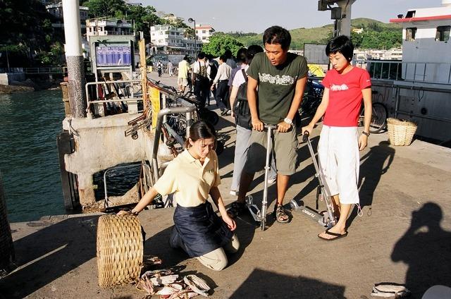 《美味情緣》中的蝦頭是林峯早期出演戲分較重的角色,表現可圈可點,展現了其演技潛力。林峯將角色的直率、衝動和單純演繹得自然流暢。他與楊千嬅(飾演周寶甜)的對手戲充滿青春活力,自然討喜。(圖片來源:影片截圖、網上圖片)