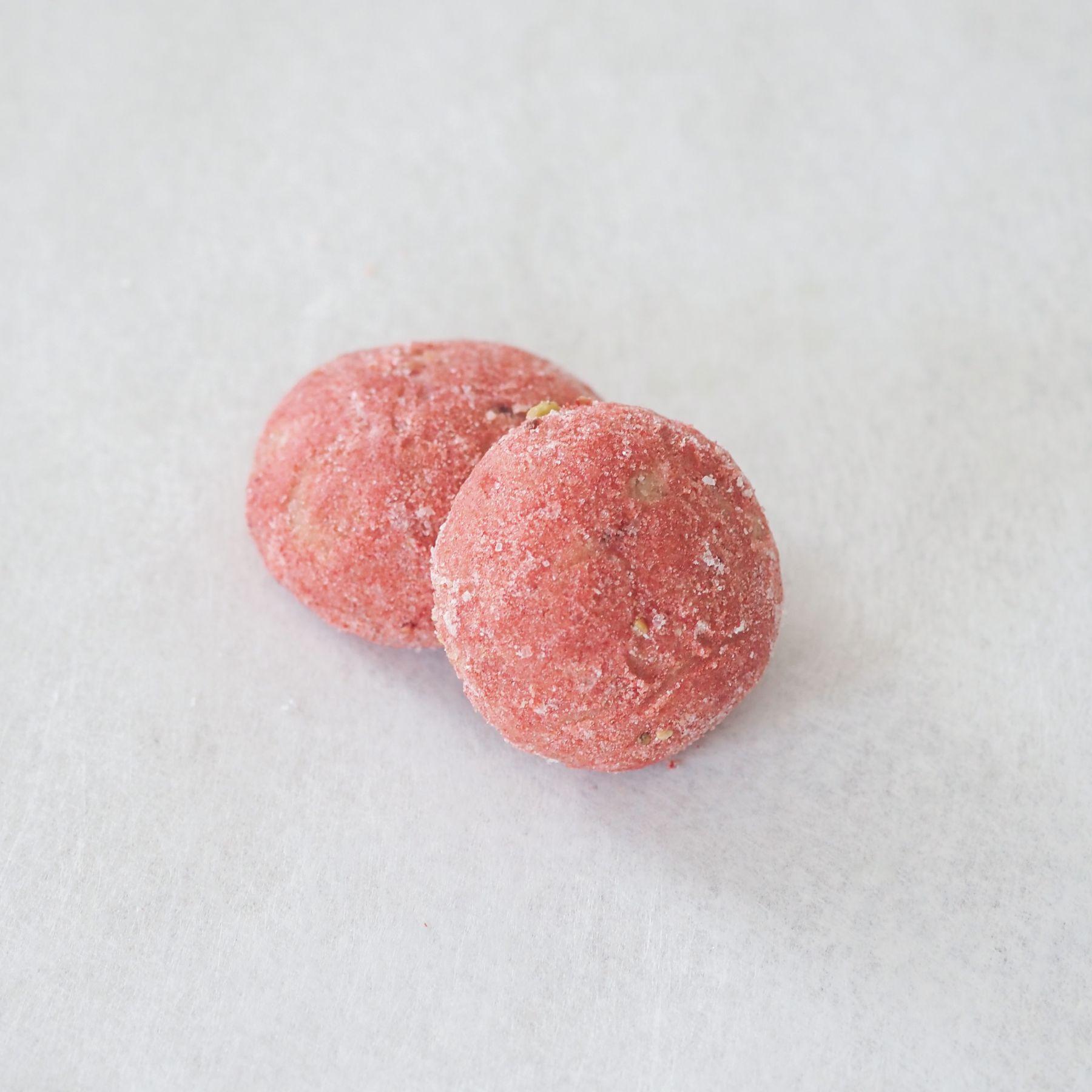 草莓乳酪雪球草莓果香撲鼻,甜而不膩,幸福滿溢。