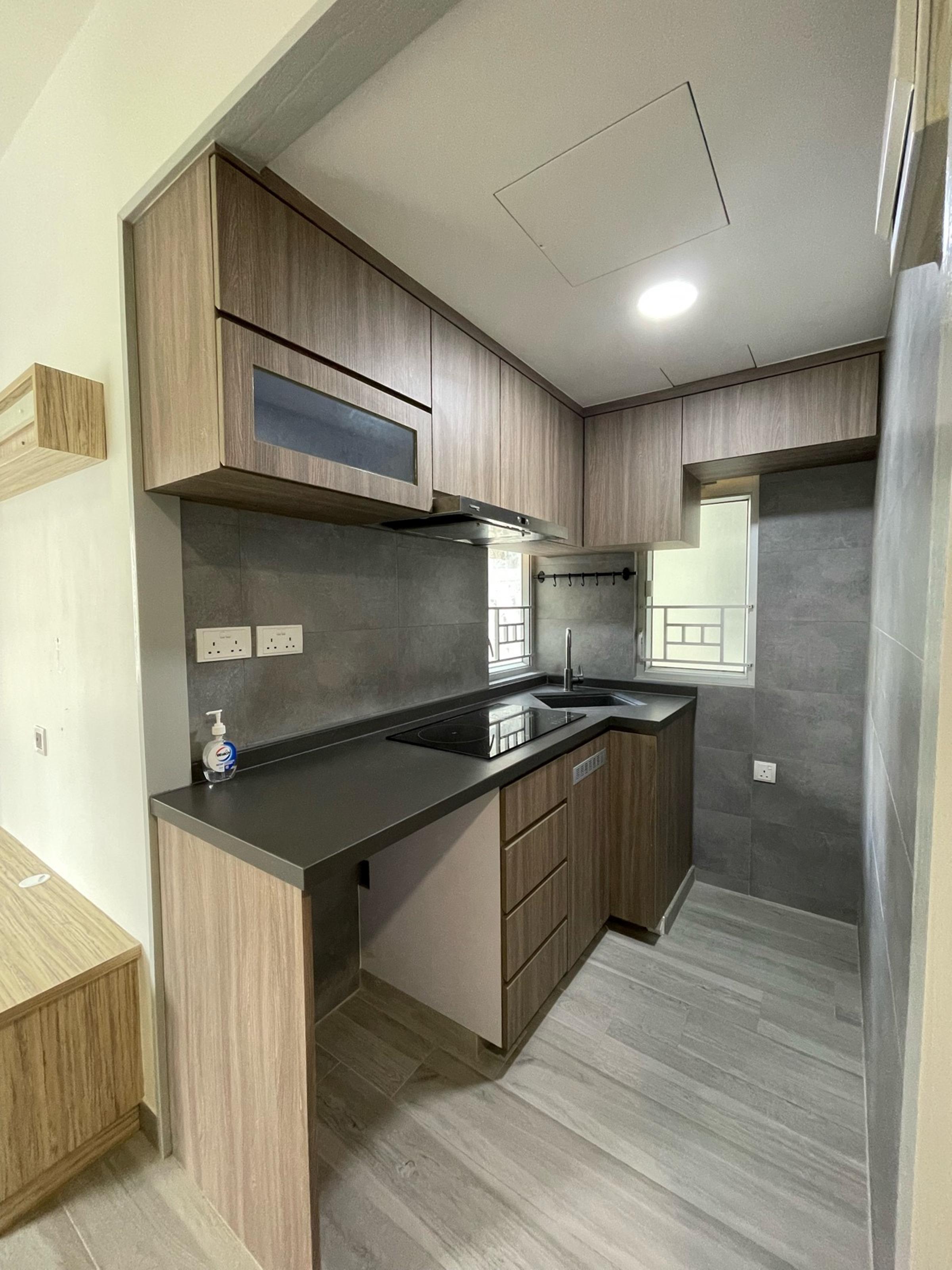 開放式廚房的組合廚櫃新淨實用。