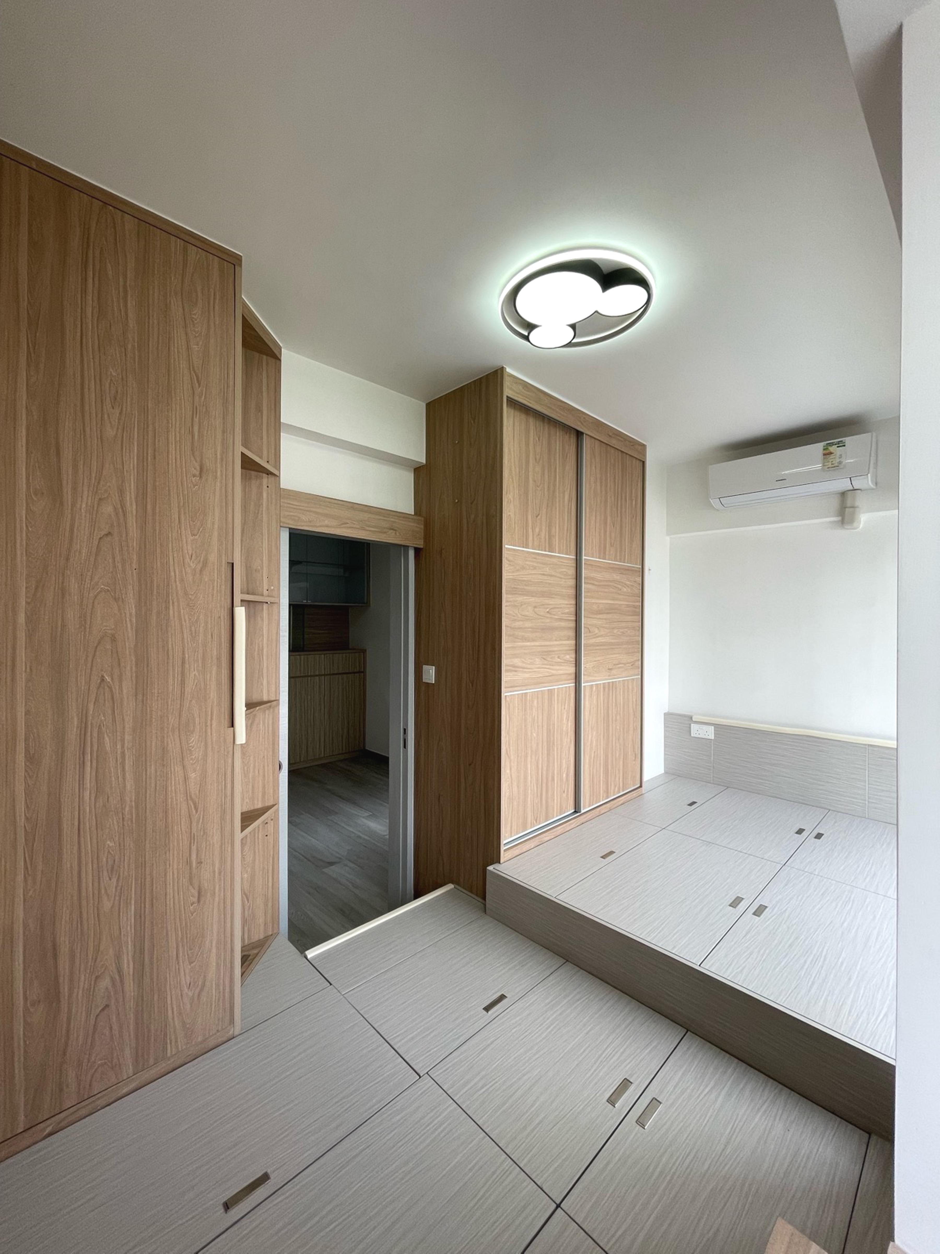 睡房採全地台設計,兼有大量訂製衣櫃及儲物櫃,新淨實用。