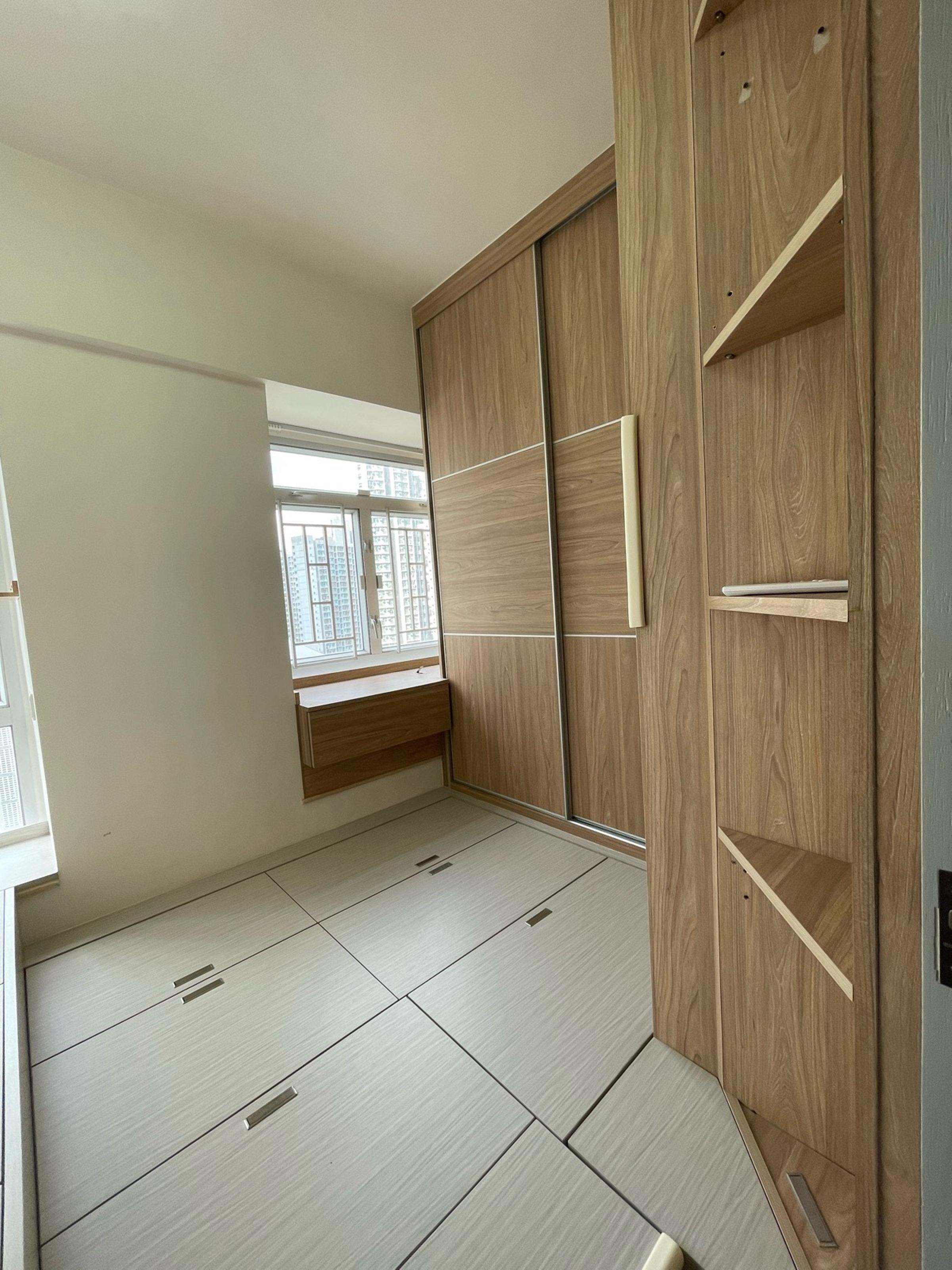 睡房窗台也裝有櫃桶,用盡每一串空間。