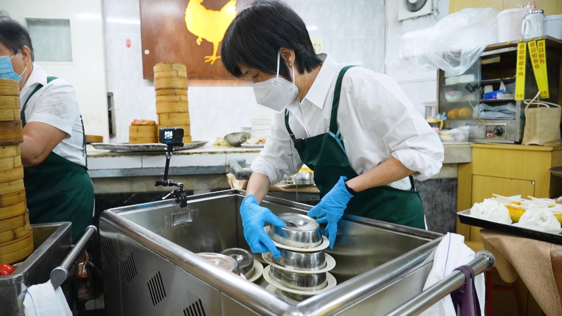 碩果僅存的舊式茶樓,仍有蒸腸粉車。