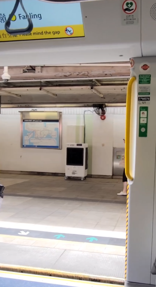 社交平台早前流傳影片,一列東鐵綫列車疑因廣播系統失靈,車長口述廣播時提醒乘客「請勿靠近車門」,並自行配上車門關上提示聲「嘟嘟嘟嘟嘟……」,惹來乘客爆笑。(Threads@sakuraw_cookie)