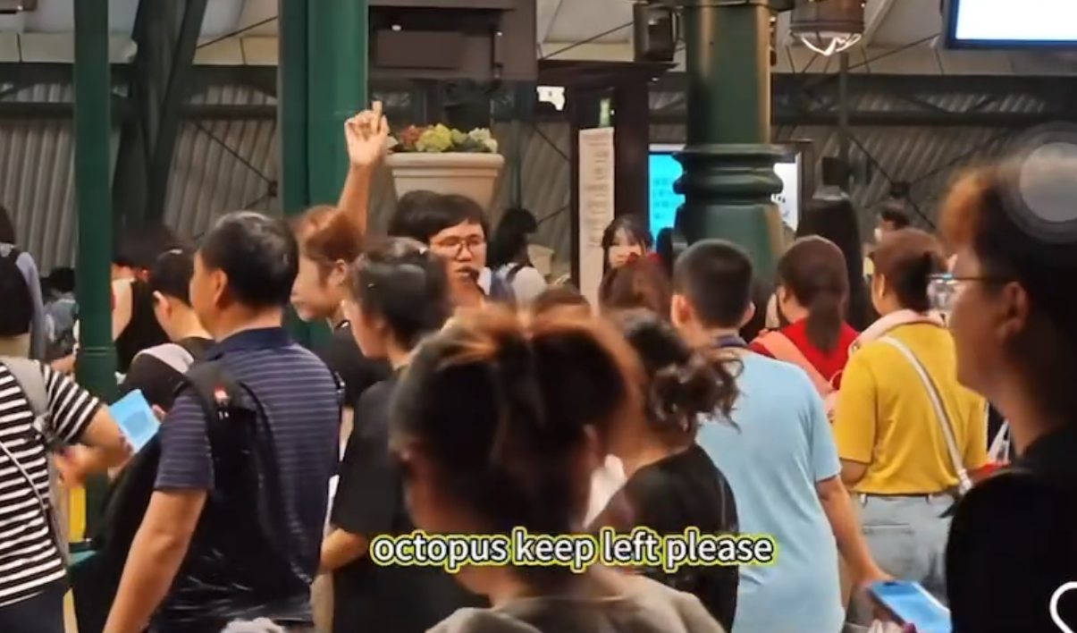 港鐵迪士尼站一名男職員用普通話、粵語及英語,以「Rap」方法作出分流指示,獲讚生動有趣及敬業樂業。(影片截圖)