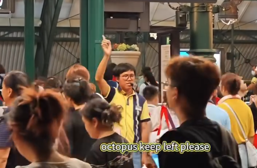 港鐵迪士尼站一名男職員用普通話、粵語及英語,以「Rap」方法作出分流指示,獲讚生動有趣及敬業樂業。(影片截圖)