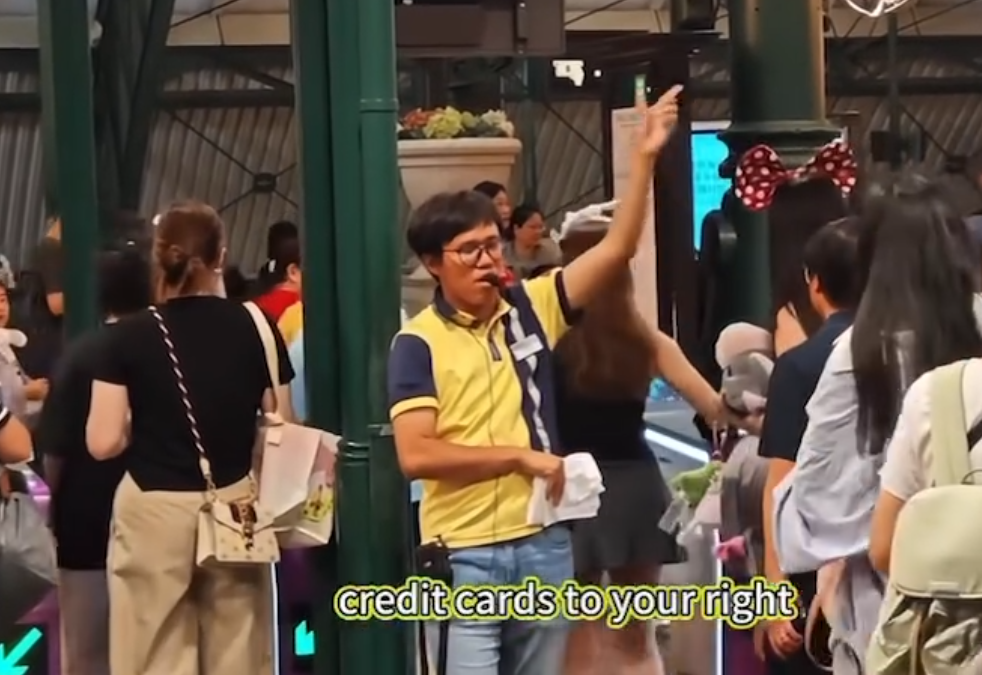港鐵迪士尼站一名男職員用普通話、粵語及英語,以「Rap」方法作出分流指示,獲讚生動有趣及敬業樂業。(影片截圖)