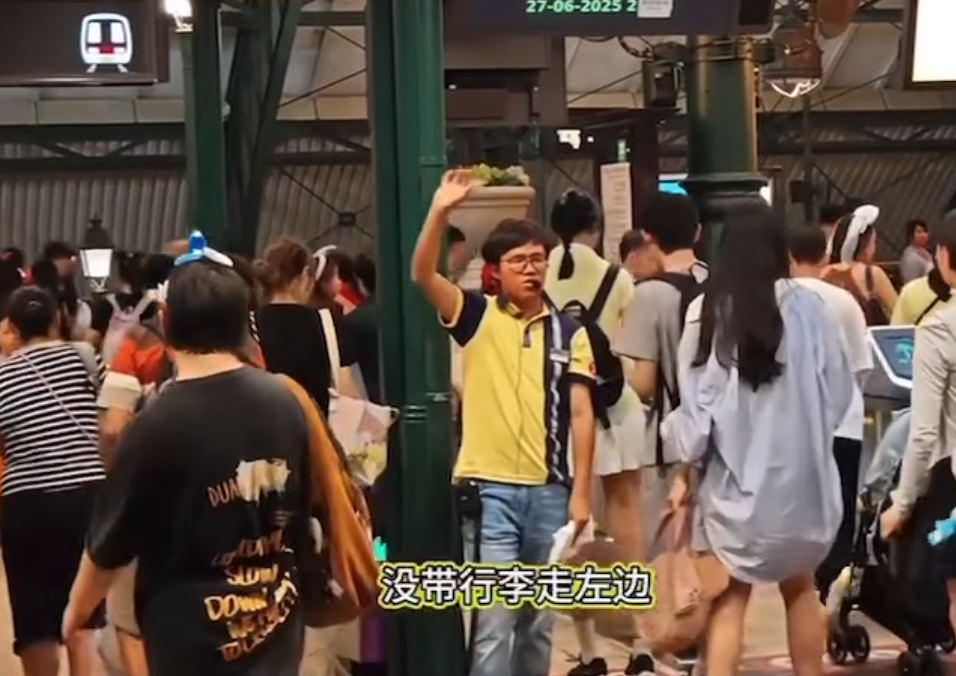 港鐵迪士尼站一名男職員用普通話、粵語及英語,以「Rap」方法作出分流指示,獲讚生動有趣及敬業樂業。(影片截圖)