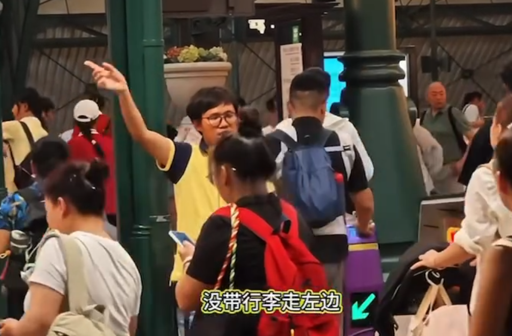 港鐵迪士尼站一名男職員用普通話、粵語及英語,以「Rap」方法作出分流指示,獲讚生動有趣及敬業樂業。(影片截圖)