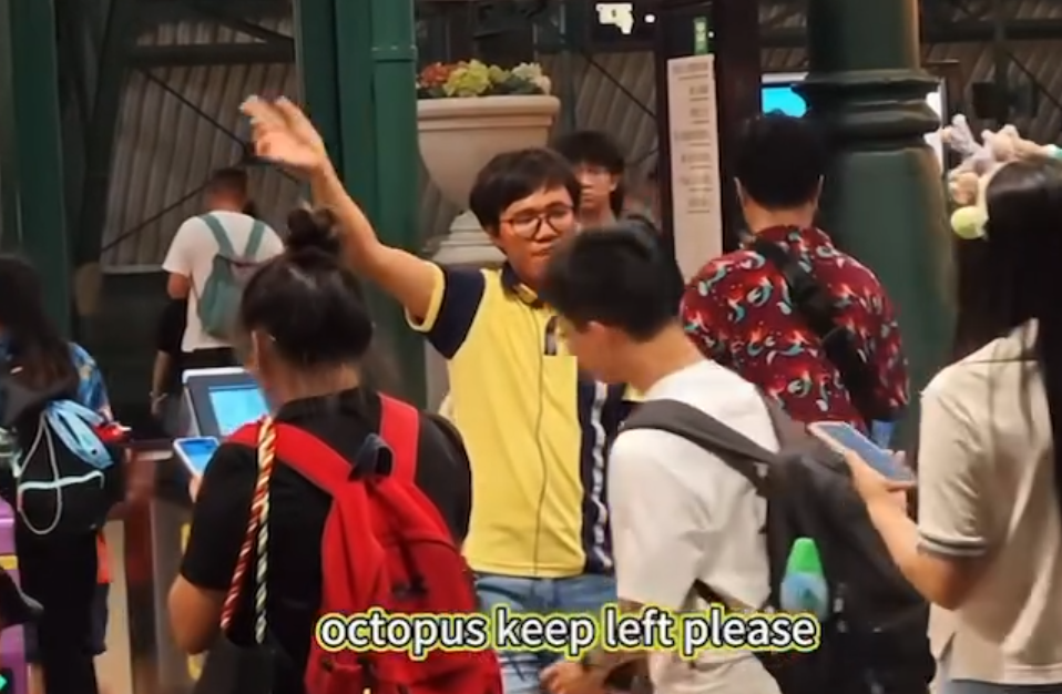 港鐵迪士尼站一名男職員用普通話、粵語及英語,以「Rap」方法作出分流指示,獲讚生動有趣及敬業樂業。(影片截圖)