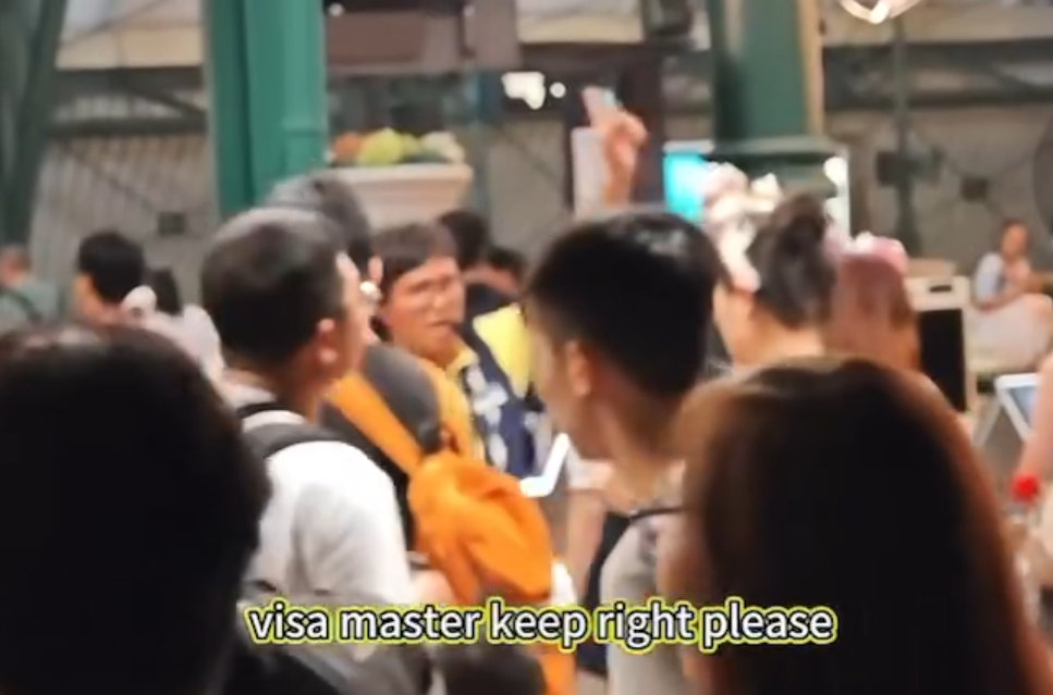 港鐵迪士尼站一名男職員用普通話、粵語及英語,以「Rap」方法作出分流指示,獲讚生動有趣及敬業樂業。(影片截圖)