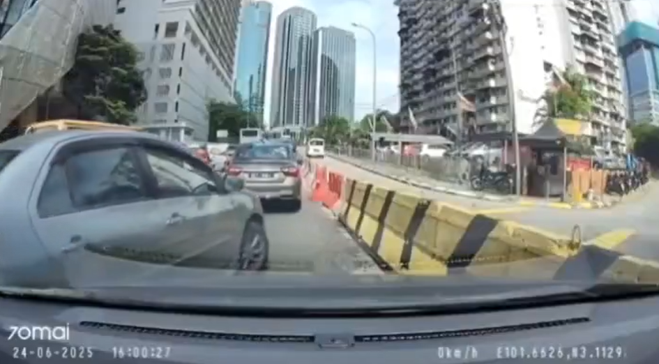 涉事司機切線不打燈,被響鞍後竟舉中指侮辱後車司機。(互聯網)