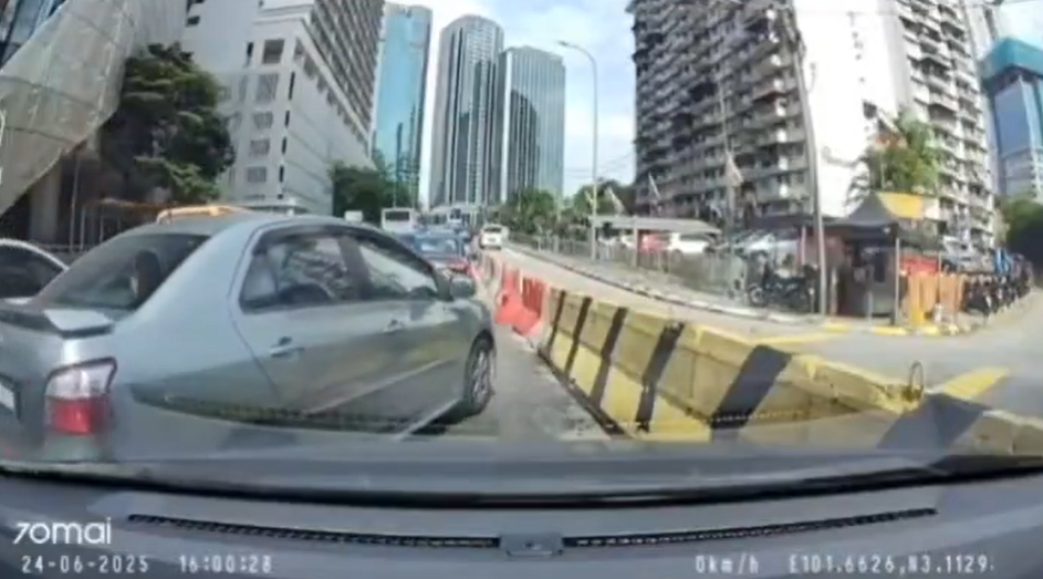 涉事司機切線不打燈,被響鞍後竟舉中指侮辱後車司機。(互聯網)