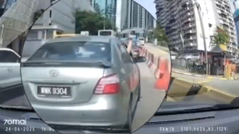 涉事司機切線不打燈,被響鞍後竟舉中指侮辱後車司機。(互聯網)