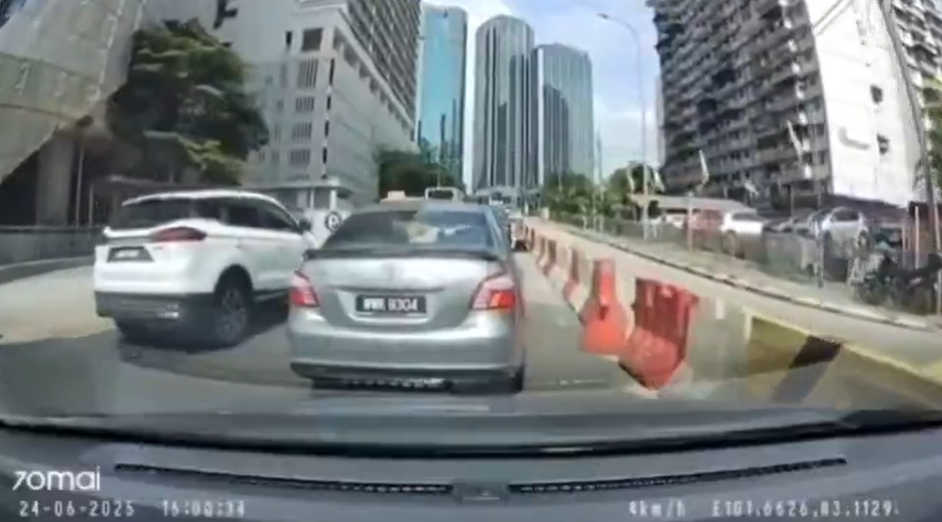 涉事司機切線不打燈,被響鞍後竟舉中指侮辱後車司機。(互聯網)