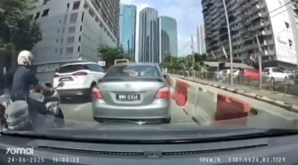 涉事司機切線不打燈,被響鞍後竟舉中指侮辱後車司機。(互聯網)