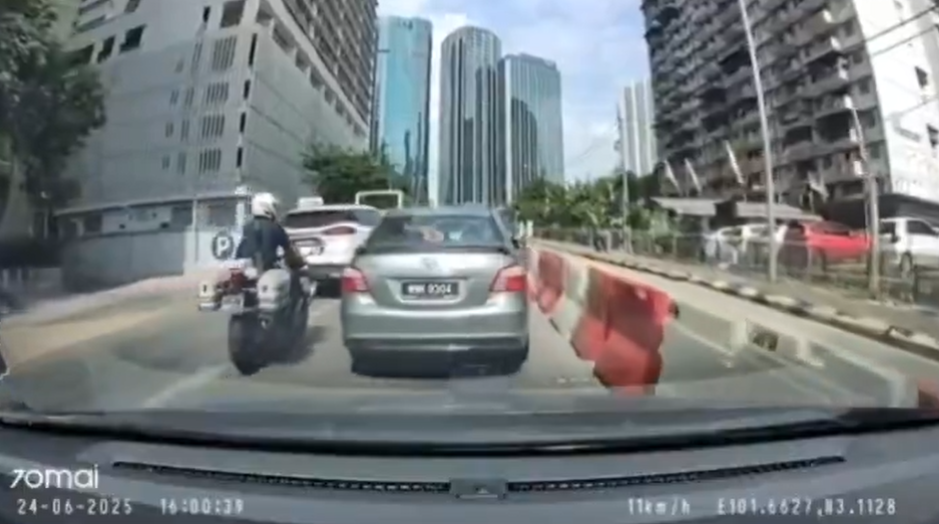 涉事司機切線不打燈,被響鞍後竟舉中指侮辱後車司機。(互聯網)