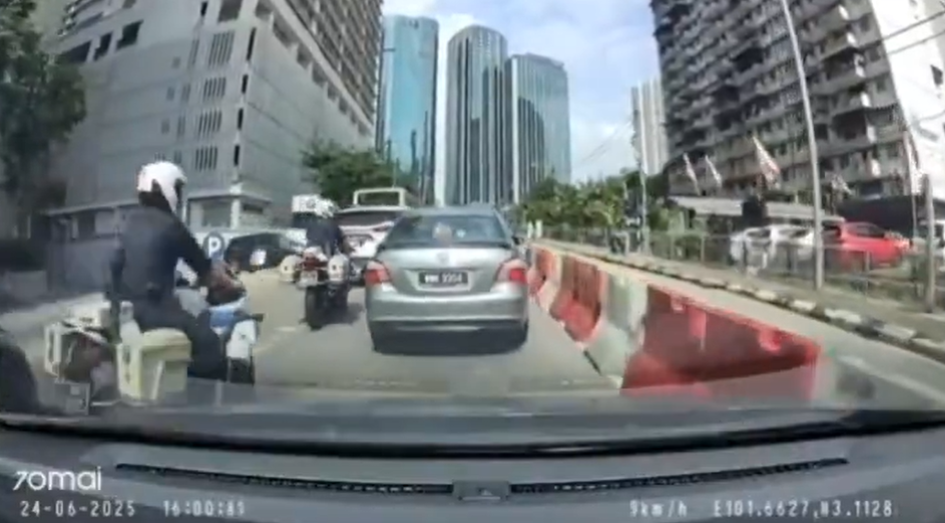 涉事司機切線不打燈,被響鞍後竟舉中指侮辱後車司機。(互聯網)