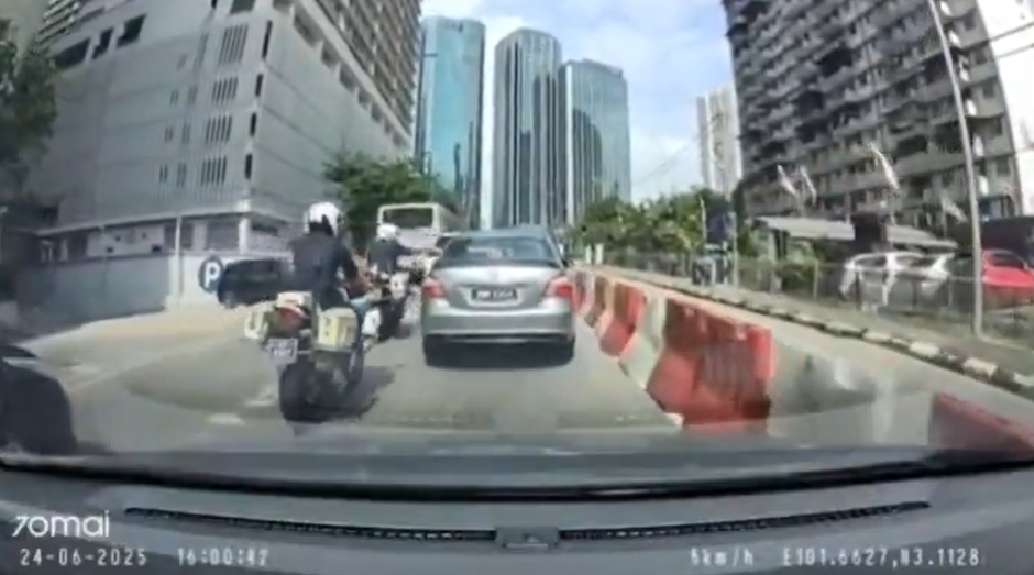 涉事司機切線不打燈,被響鞍後竟舉中指侮辱後車司機。(互聯網)