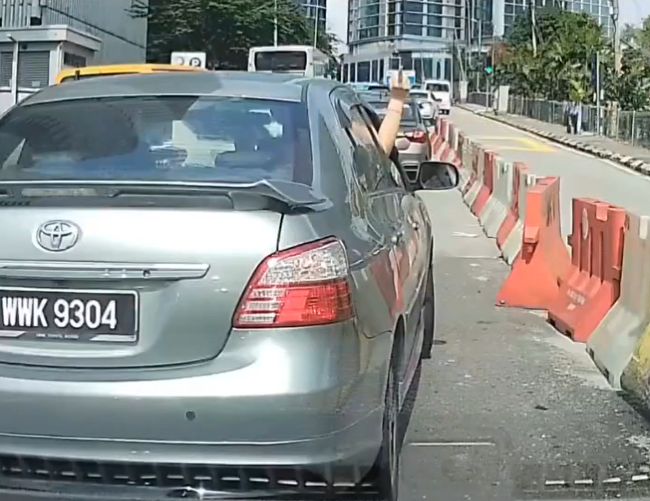 涉事司機切線不打燈,被響鞍後竟舉中指侮辱後車司機。(互聯網)