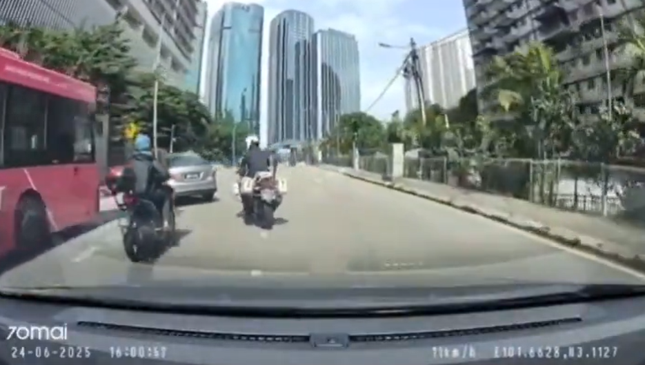 涉事司機切線不打燈,被響鞍後竟舉中指侮辱後車司機。(互聯網)