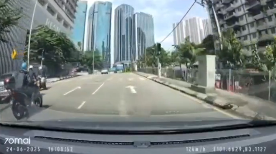 涉事司機切線不打燈,被響鞍後竟舉中指侮辱後車司機。(互聯網)