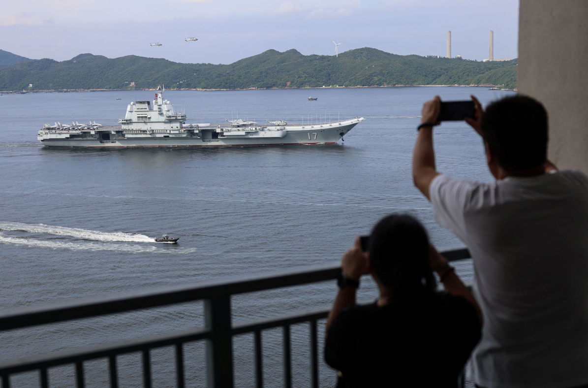 山東艦航空母艦編隊早上抵達香港海域。(路透社)