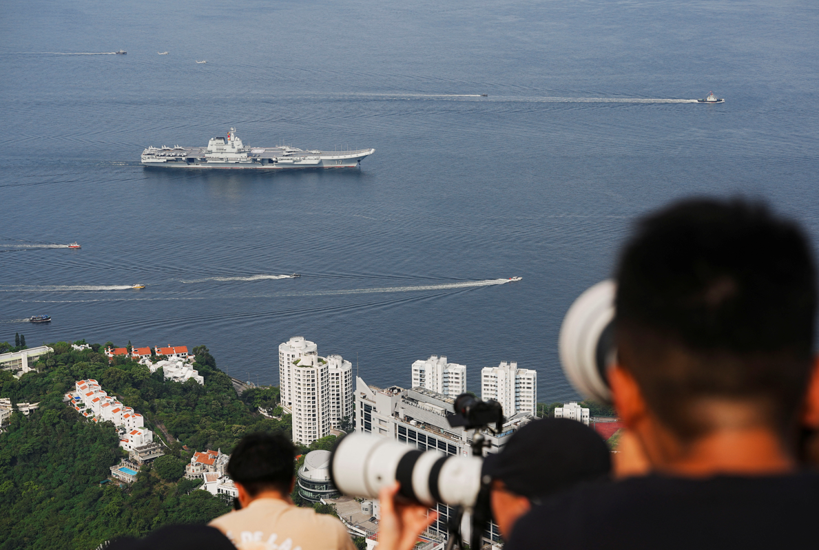 山東艦航空母艦編隊早上抵達香港海域。(路透社)