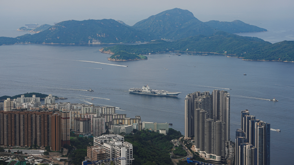 山東艦航空母艦編隊早上抵達香港海域。(路透社)