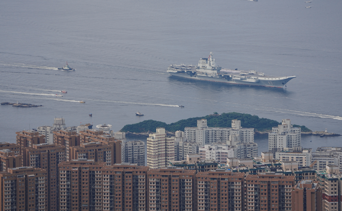 山東艦航空母艦編隊早上抵達香港海域。(路透社)